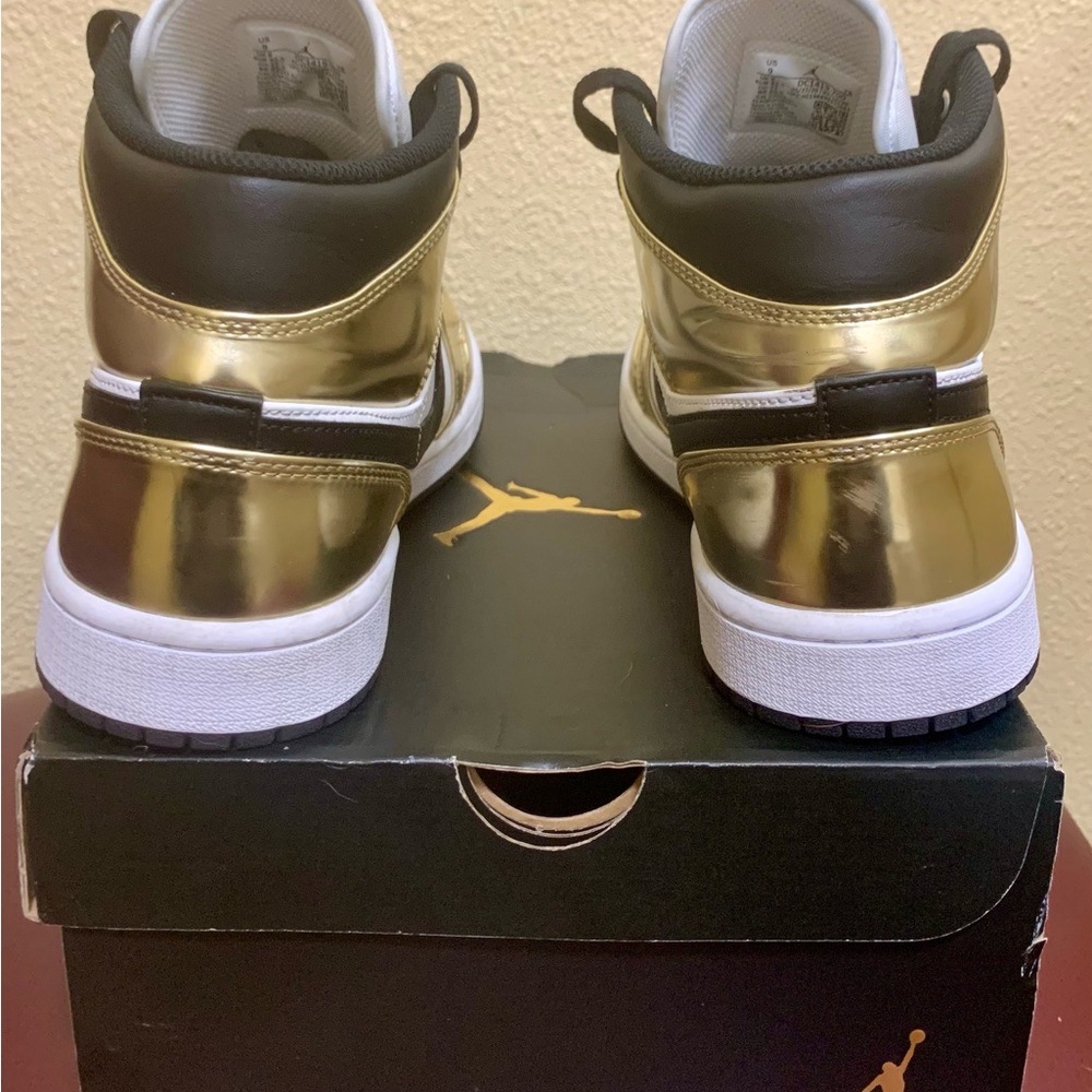 Nike Air Jordan 1 Mid SE "Metallic Gold" - Picture 5 of 16